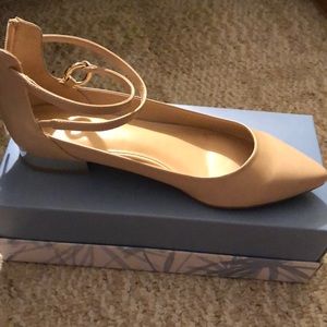 Super cute beige flats!